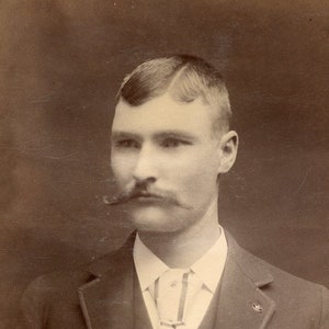 Schöner Mann mit stilvollem Schnurrbart - Minneapolis Minnesota - 1890er Jahre Kabinett Karte Foto von Anderson