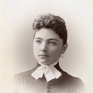 Retrato de una bella mujer joven (identificado en el reverso), Richmond, Indiana. Foto original de la tarjeta del gabinete de la década de 1890 de D. Ryder