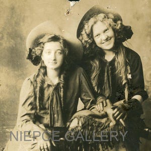 Lindas COWGIRLS sorridentes na década de 1910 - Cartão postal original com foto