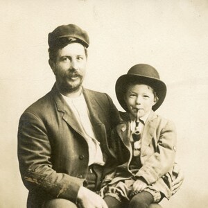 Padre e hijo en un RETRATO CONMOVEDOR - Postal fotográfica de la década de 1910