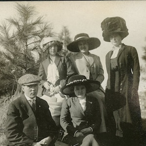 Wszyscy NOSZĄ EDWARDIANSKIE KAPELUSZE - około 1910 r., pocztówka fotograficzna
