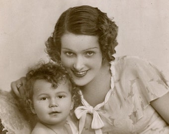 Mother and Child in BEAUTIFUL TENDER PORTRAIT - 1910s Photo Postcard