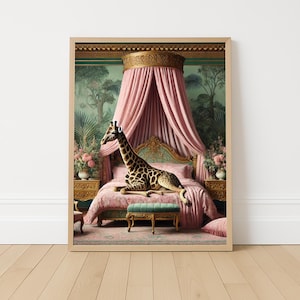 Puede incluir: Una jirafa yace en una cama con dosel rosa con detalles dorados en una habitación con paredes verdes y arreglos florales.