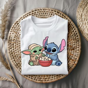 Stitch and Baby Yoda Popcorn Nacht PNG, Cute Movie Night Clipart, Cartoon Freunde Sublimation, Grogu und Stitch Art, digitaler Download