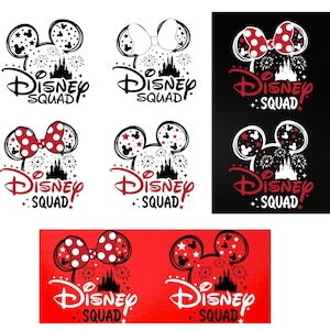 Pu&ograve; includere: Sei diversi design di una grafica Disney Squad che presenta le orecchie di Topolino con un castello e fuochi d'artificio. I design includono combinazioni di colori bianco e nero, rosso e bianco e rosso e nero.