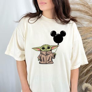 Baby Yoda mit Mickey Ballon PNG, süße Star Wars Clipart, minimalistisches Grogu-Shirt-Design für Sublimation, Sofort-Download Bild 3