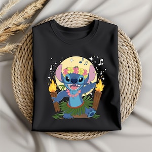 Puede incluir: Camiseta negra con un personaje de dibujos animados azul que lleva un collar de flores y sostiene una antorcha tiki. El personaje baila frente a una luna amarilla con notas musicales y estrellas.