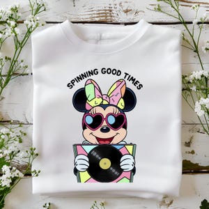 Chica ratón retro con disco de vinilo PNG, clipart de sublimación para DJ amante de la música, descarga digital con lindo estilo de dibujos animados