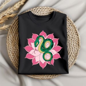 Lotusblomma orm PNG, spirituell tatuering Clipart, yoga orm design, mystisk grön orm på rosa lotus för sublimering, omedelbar nedladdning