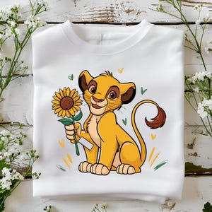 Simba con girasol PNG, Lindo clipart de primavera del Rey León, Animalito de la selva con flor, Sublimación, Tema del sol, Descarga digital