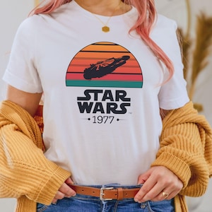 Retro Star Wars 1977 PNG, Millennium Falcon-zonsondergang clipart, vintage sci-fi shirt design, Galaxy ruimteschip kunst, instant download