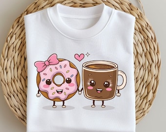 Coppia di caffè e ciambelle PNG, design kawaii per San Valentino, clipart di cibo carino per sublimazione, divertente maglietta abbinata download digitale