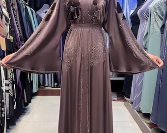 Abaya de Dubái bordada: elegante caftán marrón con pañuelo a juego