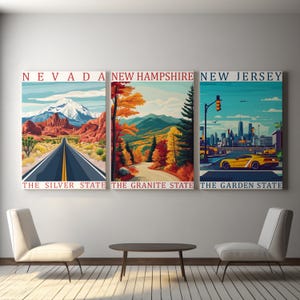 Könnte beinhalten: Triptychon von Leinwandkunstdrucken mit stilisierten Landschaften von Nevada, New Hampshire und New Jersey. Jeder Druck zeigt eine malerische Aussicht mit dem Text: "The Silver State", "The Granite State" und "The Garden State". Das Kunstwerk wird in einem modernen Wohnzimmer ausgestellt.