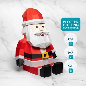 Puede incluir: Una figura geométrica de papel de Santa Claus en rojo, blanco, negro y dorado. La figura tiene un gorro y un traje rojos, una barba blanca y una hebilla dorada. La imagen incluye el texto "PLOTTER CUTTING COMPATIBLE".