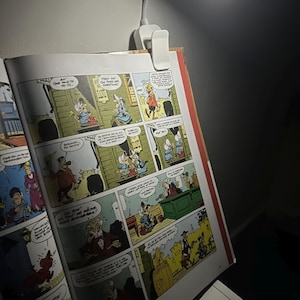 Mini lámpara de lectura con clip a pilas, luz LED portátil para lectura nocturna sin fatiga.