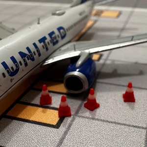 24x Premium Airport Traffic Cones Aircraft GSE 1:400 Scale Diorama (Red/White)