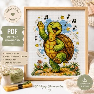 Peut inclure: Un modèle de point de croix représentant une tortue verte et jaune joyeuse dansant parmi des notes de musique et des étoiles jaunes. Le design inclut le texte CROSS STITCH PATTERN, PDF INSTANT DOWNLOAD, COLOR SCHEME, BLACK & WHITE SCHEME, SYMBOL KEY, EASY TO FOLLOW, et Stitch joy. Share smiles.