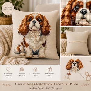 Peut inclure: Un coussin carré avec un motif au point de croix représentant un Cavalier King Charles Spaniel aux poils marron, blancs et noirs. Le coussin présente un fond en tissu beige clair, un dos uni et un gros plan détaillé du visage du chien.