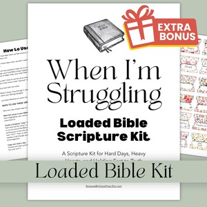 Peut inclure: Un kit de papier blanc intitul&eacute; "When I'm Struggling Loaded Bible Scripture Kit". Le kit comprend un livret, une feuille d'onglets &agrave; motifs floraux et une petite illustration d'une Bible. Un autocollant "Extra Bonus" est &eacute;galement visible.