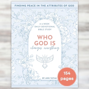 Op de afbeelding: Een devotional boek getiteld "Who God Is Changes Everything" met een lichtblauw bloemmotief. De boekomslag bevat de tekst "Finding Peace in the Attributes of God" en "A 6-Week Daily Devotional Bible Study". Het heeft 154 pagina's.