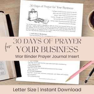 Peut inclure: Un guide imprimé intitulé "30 Days of Prayer for Your Business" avec une illustration de sac à provisions. Le guide est sur une surface en bois, à côté d'un livre ouvert, d'une tasse de café et de stylos. Le texte comprend "War Binder Prayer Journal Insert."
