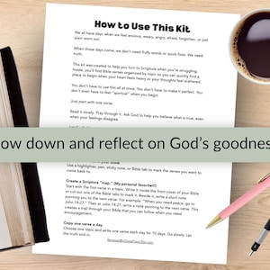 Peut inclure: Une Bible et un kit intitul&eacute; "How to Use This Kit" avec des instructions pour utiliser les versets bibliques. L'image comprend une tasse de caf&eacute;, deux stylos et le texte "Slow down and reflect on God's goodness."