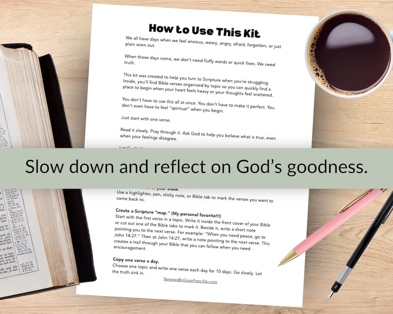 Peut inclure: Une Bible et un kit intitul&eacute; "How to Use This Kit" avec des instructions pour utiliser les versets bibliques. L'image comprend une tasse de caf&eacute;, deux stylos et le texte "Slow down and reflect on God's goodness."