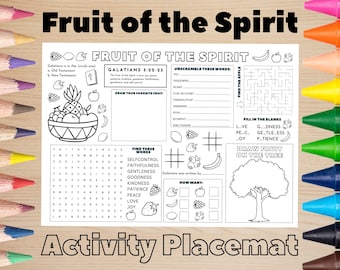 Puede incluir: Mantel individual de actividades en blanco y negro con el texto "Fruit of the Spirit" y "Activity Placemat". El mantel individual incluye una búsqueda de palabras, ejercicios para completar y actividades de dibujo. Presenta ilustraciones de frutas y un árbol.