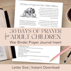 Op de afbeelding: Een gedrukte gids getiteld "30 Days of Prayer for Adult Children" met een zwart-wit illustratie. De gids ligt op een houten oppervlak met een kopje koffie, een open boek en pennen. De tekst bevat "War Binder Prayer Journal Insert."