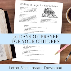 Könnte beinhalten: Ein bedrucktes weißes Papier mit dem Titel "30 Days of Prayer for Your Children" mit einer Liste von Gebeten. Das Bild enthält eine Bibel, eine Tasse Kaffee und Stifte auf einer Holzoberfläche. Der Text "Letter Size | Instant Download" befindet sich unten.