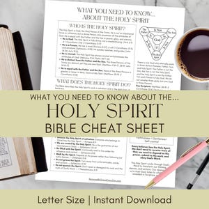 Peut inclure: Une fiche d'information blanche intitulée What You Need To Know About The Holy Spirit Bible Cheat Sheet, avec un diagramme de la Trinité, du texte noir, une Bible en noir et blanc, une tasse de café noir et un stylo rose et noir.