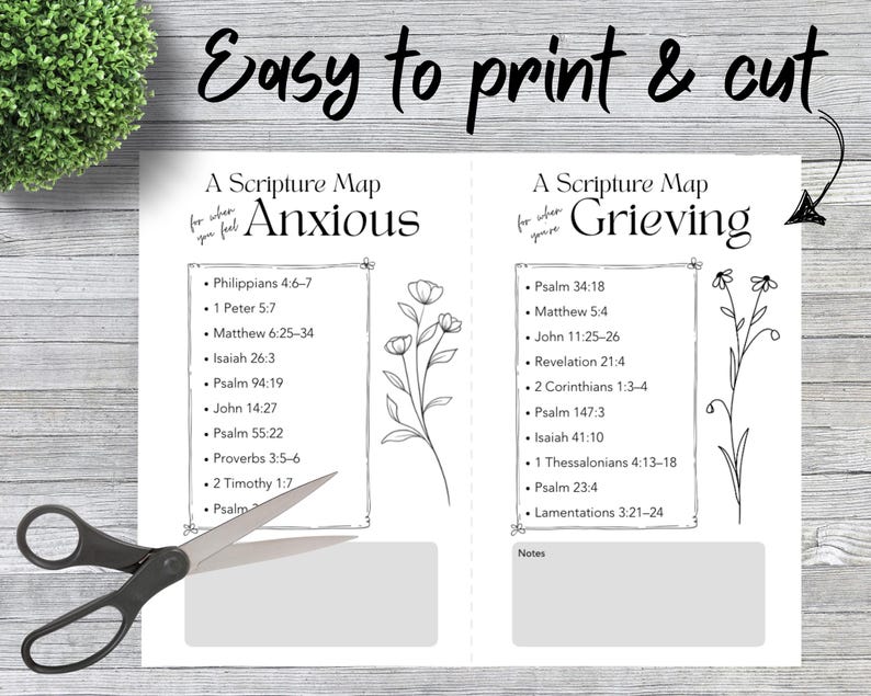 Peut inclure: Une feuille de papier blanche avec le texte "Easy to print & cut" et "A Scripture Map" pour "Anxious" et "Grieving". Comprend des versets bibliques et des illustrations florales. Une paire de ciseaux est sur le papier.