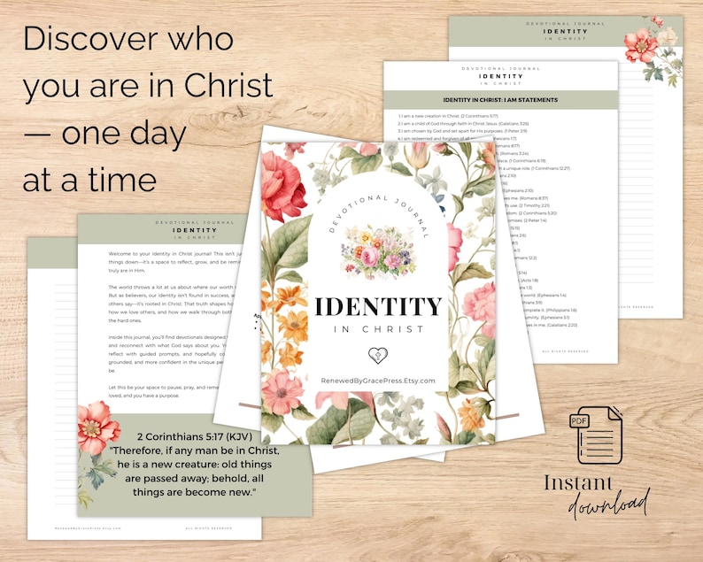 Op de afbeelding: Een dagboek met de titel "Identity in Christ" met bloemaccenten. De omslag toont de titel en een bloemenkrans. De afbeelding bevat pagina's met tekst en de zin "Direct downloaden".