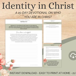 Op de afbeelding: Een digitale download getiteld "Identity in Christ", een 15-daagse devotional. Het ontwerp heeft een witte en groene lay-out met bloemaccenten. De tekst bevat bijbelverzen en prompts voor reflectie. Het product wordt geadverteerd als gemakkelijk thuis af te drukken.