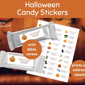 以下が含まれることがあります： ハロウィーンのキャンディステッカーと聖書の詩。画像には、カボチャのグラフィックと「イエスは世の光ヨハネ8:12」というテキストが入った2つの包まれたキャンディーバーが表示されています。ハロウィーンをテーマにしたグラフィックの住所ラベルのシートも表示されています。