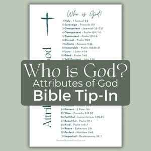 Puede incluir: Una tarjeta rectangular blanca con el texto en verde oscuro Who is God? seguido de una lista numerada de atributos divinos y versículos bíblicos correspondientes. Un icono de cruz verde oscuro se sitúa arriba a la izquierda del texto.