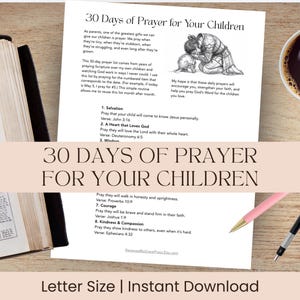Peut inclure: Document imprimé intitulé « 30 jours de prière pour vos enfants » avec une liste de prières, une Bible, une tasse de café et des stylos sur une surface en bois. Le document comprend une illustration d'un parent et d'un enfant.