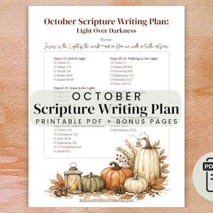 Puede incluir: Un plan de escritura de las Escrituras de octubre en PDF imprimible con el título Light Over Darkness, una lista de versículos bíblicos diarios y una ilustración decorativa de calabazas, hojas de otoño, un farol y piñas al pie de la página.