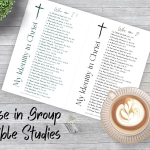 Peut inclure: Une carte en papier blanc intitul&eacute;e My Identity in Christ pr&eacute;sentant une liste de trente et une d&eacute;clarations spirituelles num&eacute;rot&eacute;es avec des r&eacute;f&eacute;rences bibliques et le titre Who Am I. Une tasse en c&eacute;ramique avec latte art est pos&eacute;e.