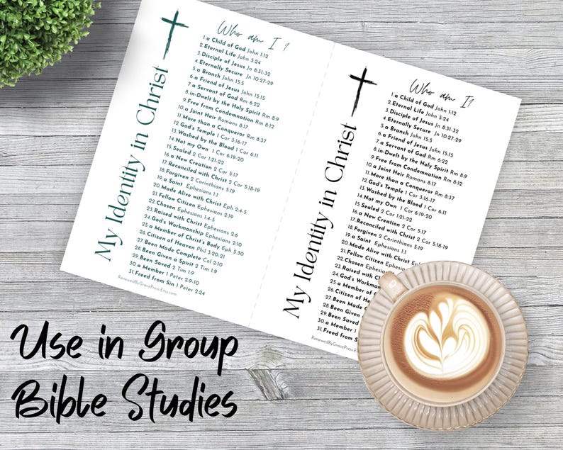 Peut inclure: Une carte en papier blanc intitul&eacute;e My Identity in Christ pr&eacute;sentant une liste de trente et une d&eacute;clarations spirituelles num&eacute;rot&eacute;es avec des r&eacute;f&eacute;rences bibliques et le titre Who Am I. Une tasse en c&eacute;ramique avec latte art est pos&eacute;e.