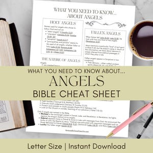 Könnte beinhalten: Ein Bibel-Spickzettel mit dem Titel „Was Sie über Engel wissen müssen“ mit Text und einer Tasse Kaffee. Ein rosa Stift und ein schwarzer Stift liegen auf dem Blatt. Eine offene Bibel befindet sich links.