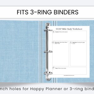 Puede incluir: Una carpeta de 3 anillas cubierta de tela azul claro que contiene una hoja de trabajo de estudio b&iacute;blico SOAP. El texto FITS 3-RING BINDERS aparece en la parte superior y Punch holes for Happy Planner or 3-ring binder. en la parte inferior.