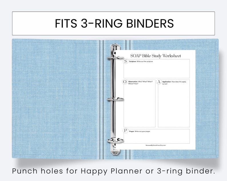 Puede incluir: Una carpeta de 3 anillas cubierta de tela azul claro que contiene una hoja de trabajo de estudio b&iacute;blico SOAP. El texto FITS 3-RING BINDERS aparece en la parte superior y Punch holes for Happy Planner or 3-ring binder. en la parte inferior.