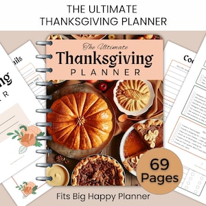 Puede incluir: Un planificador de Acción de Gracias con una cubierta de color melocotón claro y el texto "The Ultimate Thanksgiving Planner". El planificador está encuadernado en espiral e incluye páginas con listas de verificación y secciones de recetas. La imagen también muestra una tarta de calabaza.