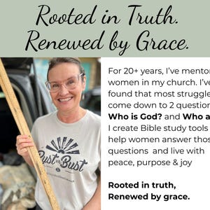 Peut inclure: Un t-shirt de couleur claire avec un imprim&eacute; graphique repr&eacute;sentant un soleil levant et le texte 'Rust or Bust'. Le t-shirt inclut le texte 'Rooted in Truth. Renewed by Grace.' et un paragraphe sur des outils d'&eacute;tude biblique.