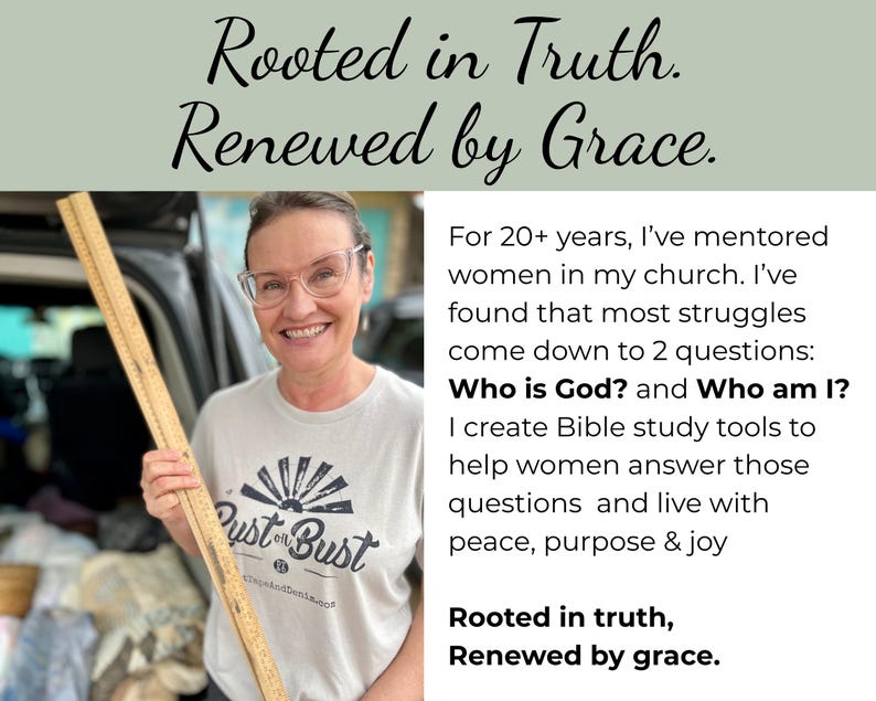 Peut inclure: Un t-shirt de couleur claire avec un imprim&eacute; graphique repr&eacute;sentant un soleil levant et le texte 'Rust or Bust'. Le t-shirt inclut le texte 'Rooted in Truth. Renewed by Grace.' et un paragraphe sur des outils d'&eacute;tude biblique.