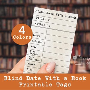 Op de afbeelding: Een afdrukbaar "Blind Date With a Book"-label, vastgehouden in een hand, met velden voor titel, auteur, genre en meer. De afbeelding bevat een cirkel met "4 Kleuren" en de tekst "Blind Date With a Book Printable Tags". Een PDF-pictogram is zichtbaar.