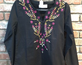 100% katoen-zwart &roze bloemen hand geborduurde vrouwen split V-hals geknoopt volledige mouw tuniek ~ top ~ blouse-US maten M, L, XL