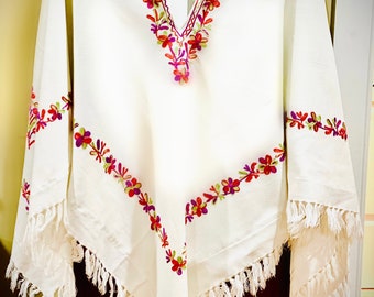 S/M Creme Multi Poncho Wrap-Warm bestickt Acryl Wolle Mischung. Eine Größe.